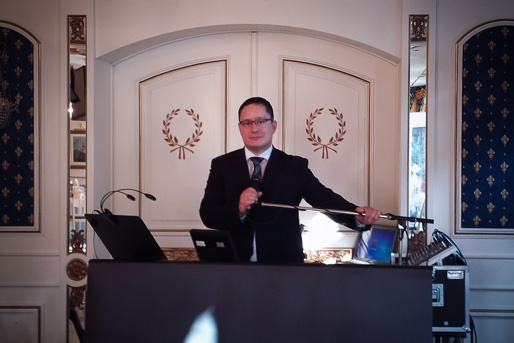 Eventmoderation bei Firmenevent durch Alleinunterhalter Eventmoderation bei Firmenevent durch Alleinunterhalter