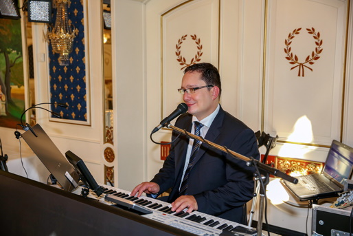 Alleinunterhalter sorgt für die richtige Musik bei Firmenevent Alleinunterhalter sorgt für die richtige Musik bei Firmenevent